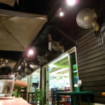 カラフルなテーブル＆チェアと扇風機、厨房は女性シェフのみ