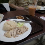 カオマンガイとタイ紅茶で60バーツをご馳走になりました