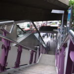 BTS駅下り階段を下りてすぐ左がお店