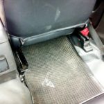 ハンドルが胸元に完全に触れている。:バンコクのタクシー