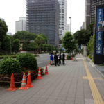 正面に1社、裏口にも1社：午前7時の赤坂警察署