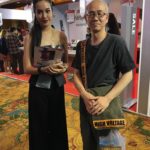Thailand MOBILE EXPO 2017 のコンパニオン５名とツーショット