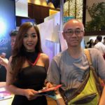 Thailand MOBILE EXPO 2018 のコンパニオン２名とツーショット